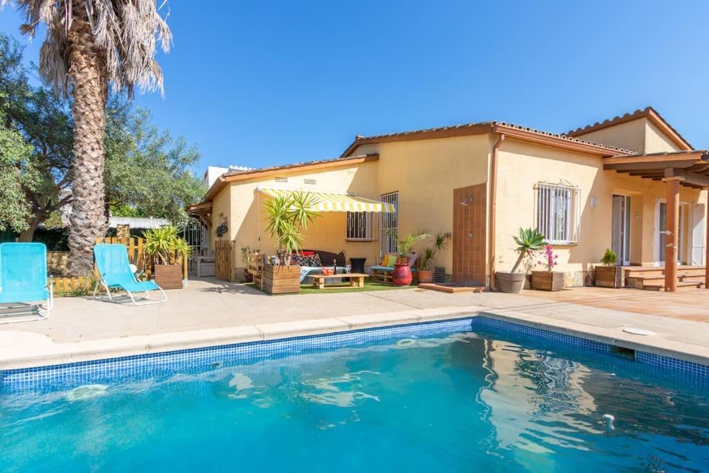 S46-Casa De Vacaciones Climatizada Con Piscina, En El Centro Junto Al Mar, Barbacoa Y Wiifi Empuriabrava Eksteriør bilde