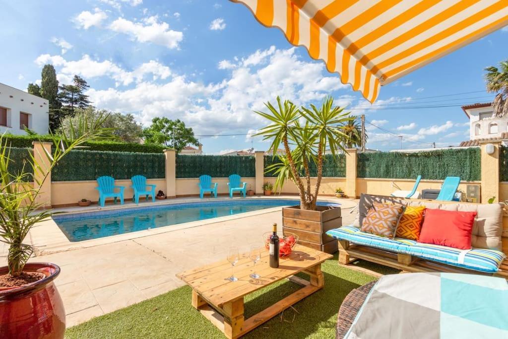 S46-Casa De Vacaciones Climatizada Con Piscina, En El Centro Junto Al Mar, Barbacoa Y Wiifi Empuriabrava Eksteriør bilde