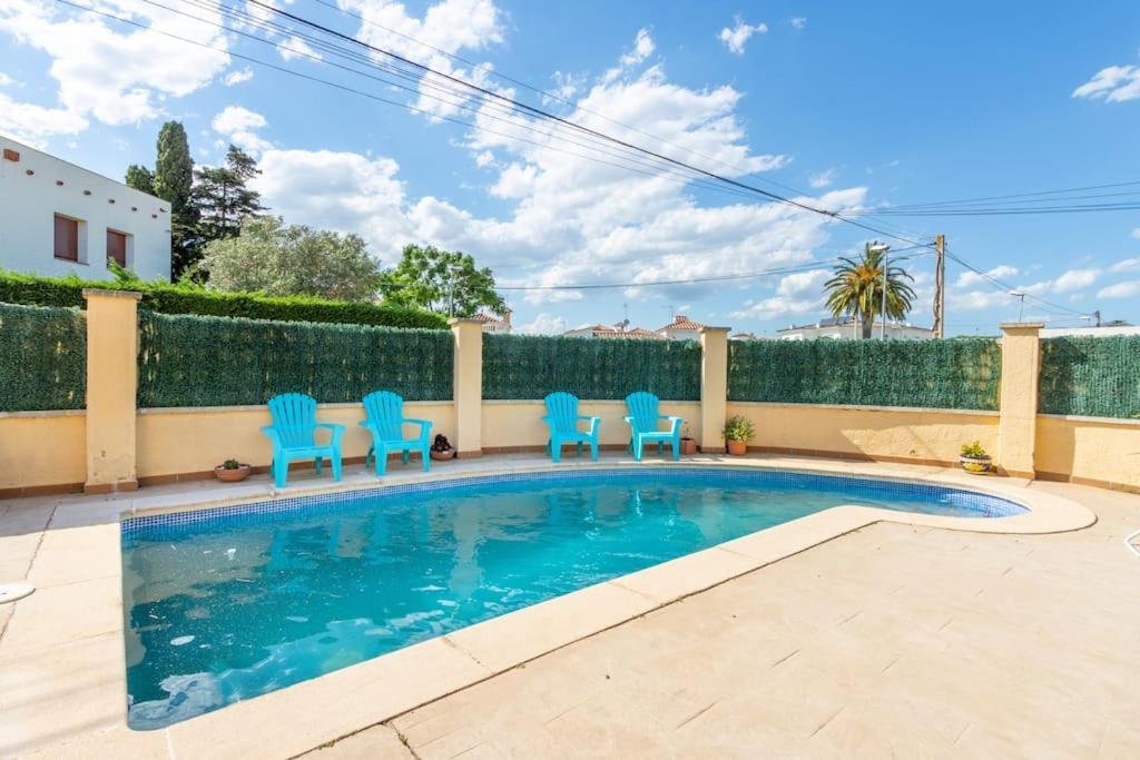 S46-Casa De Vacaciones Climatizada Con Piscina, En El Centro Junto Al Mar, Barbacoa Y Wiifi Empuriabrava Eksteriør bilde