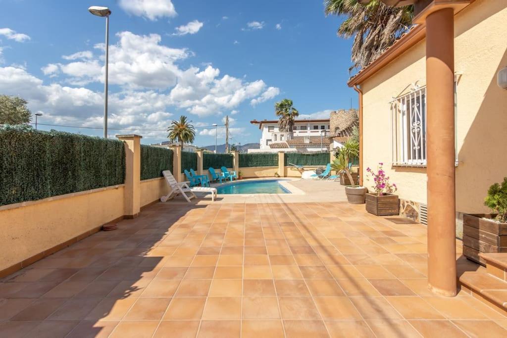 S46-Casa De Vacaciones Climatizada Con Piscina, En El Centro Junto Al Mar, Barbacoa Y Wiifi Empuriabrava Eksteriør bilde