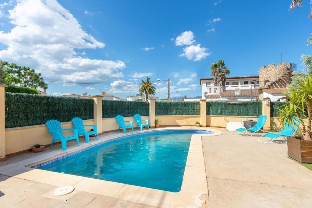 S46-Casa De Vacaciones Climatizada Con Piscina, En El Centro Junto Al Mar, Barbacoa Y Wiifi Empuriabrava Eksteriør bilde