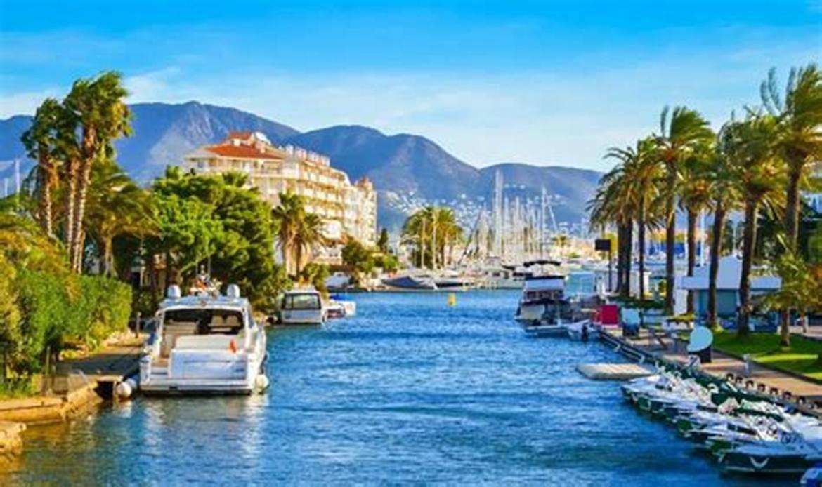 S46-Casa De Vacaciones Climatizada Con Piscina, En El Centro Junto Al Mar, Barbacoa Y Wiifi Empuriabrava Eksteriør bilde